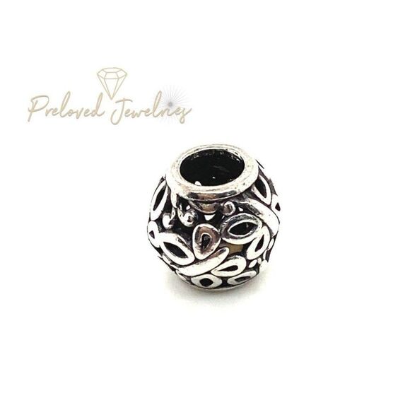Pandora Butterfly Circle Charm - Picture 2 of 3
